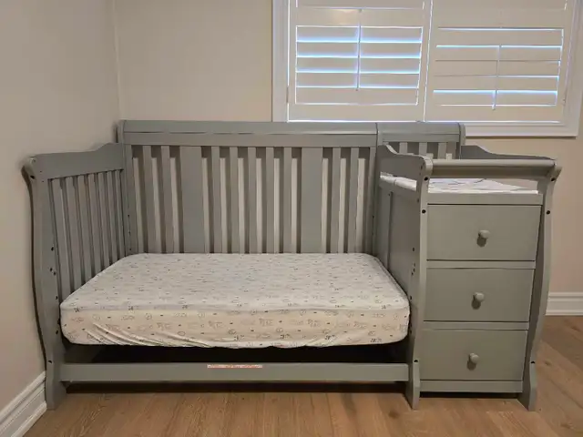 Crib and mattress in Cribs in Markham / York Region - Image 2