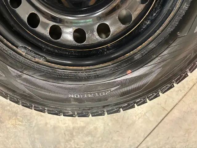 Pneus d’hiver à vendre de très bon état avec rim d’acier. in Tires & Rims in Granby - Image 7