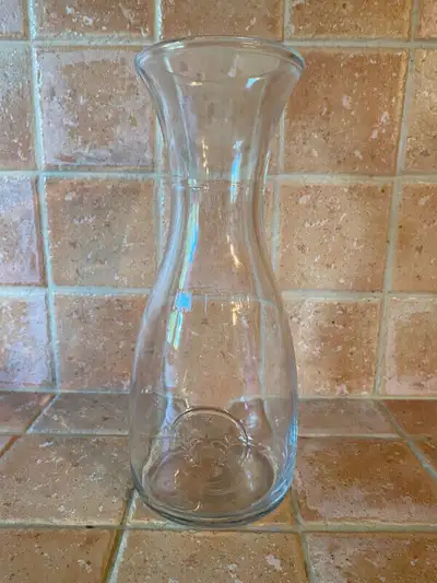 Beau pichet à vin ou vase a fleur... ;-))) parfait pour un souper romantique ou un beau vase pour vo...