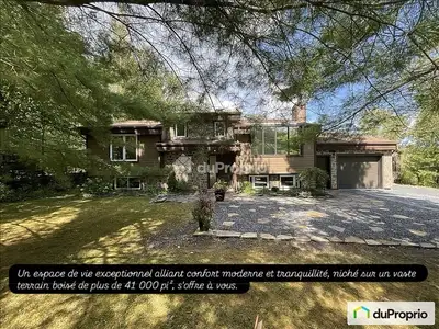 Un espace de vie exceptionnel alliant confort moderne et tranquillité, niché sur un vaste terrain bo...