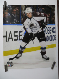 CARTE DE HOCKEY POSTER AUTOGRAPHIÉ DE NATHAN MACKINNON