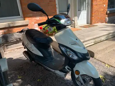 Scooter Bistro 50cc 2013: 13 000 km Ce scooter est une aubaine pour toute personne qui ne se fie pas...