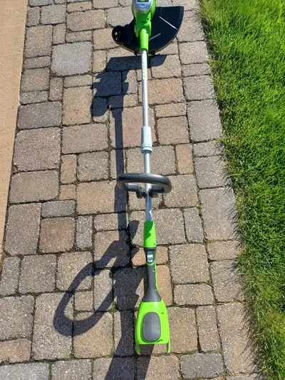 Débroussailleuse Greenworks 33 cm à batterie 40 V, batterie 2Amp et chargeur inclus. Aussi 2 bobines...