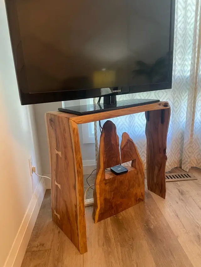 live edge waterfall table in Other Tables in Mississauga / Peel Region - Image 5