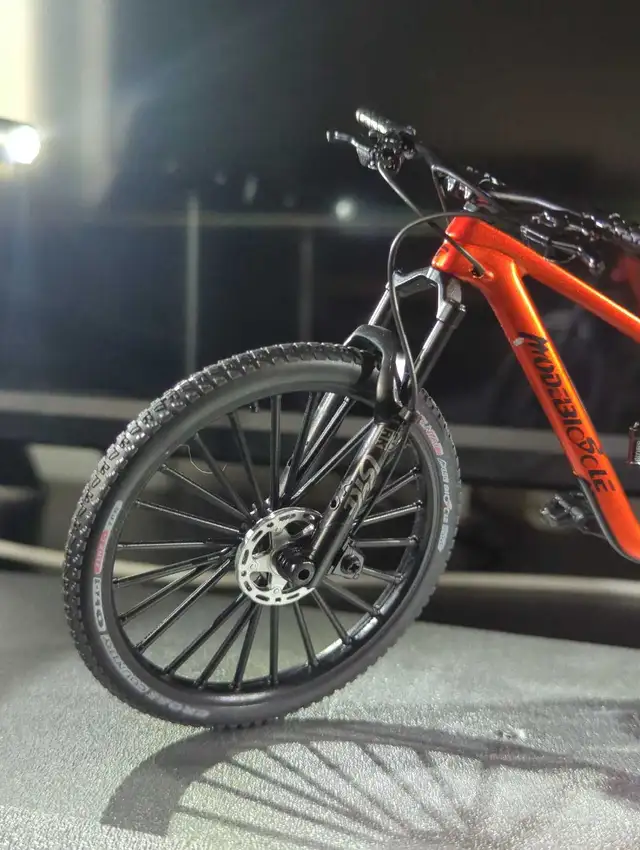 DIECAST bike 1:6 scale (toy) in Kids in London - Image 4