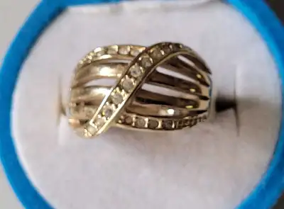 Beautiful Gold Tone Costume Jewelry Ring in brand new condition Size 7.75