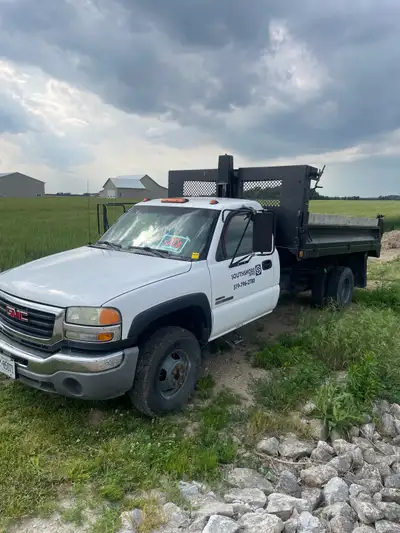 2005 Chev 3500 dump truck, 6.6L Duramax diesel, pre emission 240,600km air conditioning good conditi...