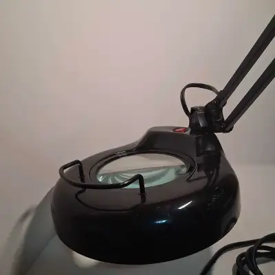 Découvrez cette lampe loupe magnifier vintage Luxo, un outil robuste et stable parfait pour les trav...