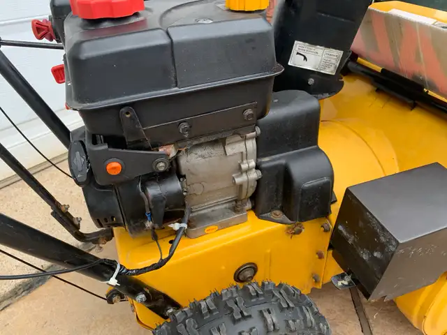 Gas Snowblower in Snowblowers in Mississauga / Peel Region - Image 4