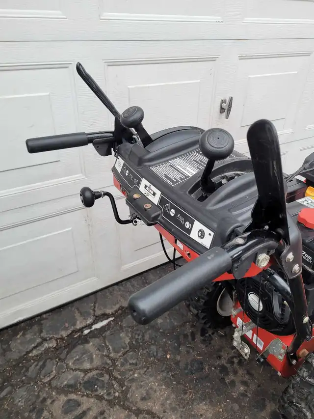 Yard Machines 30" snowblower in Snowblowers in Kitchener / Waterloo - Image 4