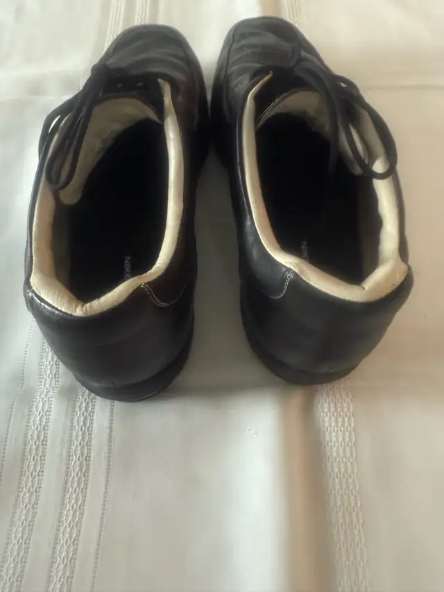 Souliers de golf NIKE, cuir noir à crampons grandeur 12. in Golf in Gatineau - Image 4