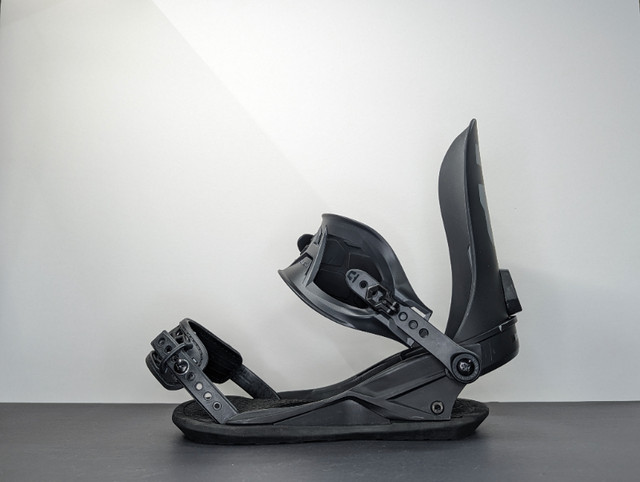 USED - Union Strata Snowboard Bindings - Black - M (8-10) in Snowboard in Markham / York Region - Image 4