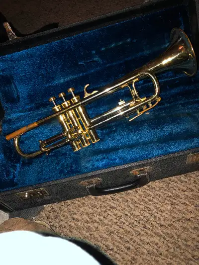HUTTL Trumpet model 800 Made in Germany Mouthpiece + Case Good shape $350.00 obo