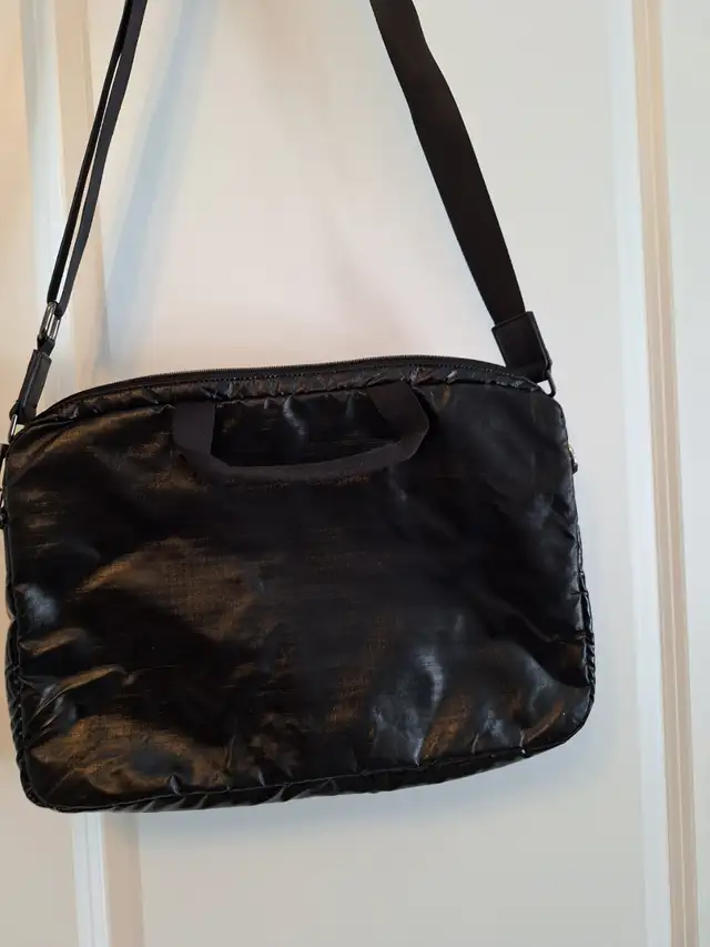 LeSportsac Black Laptop Bag in Laptop Accessories in Kitchener / Waterloo - Image 5