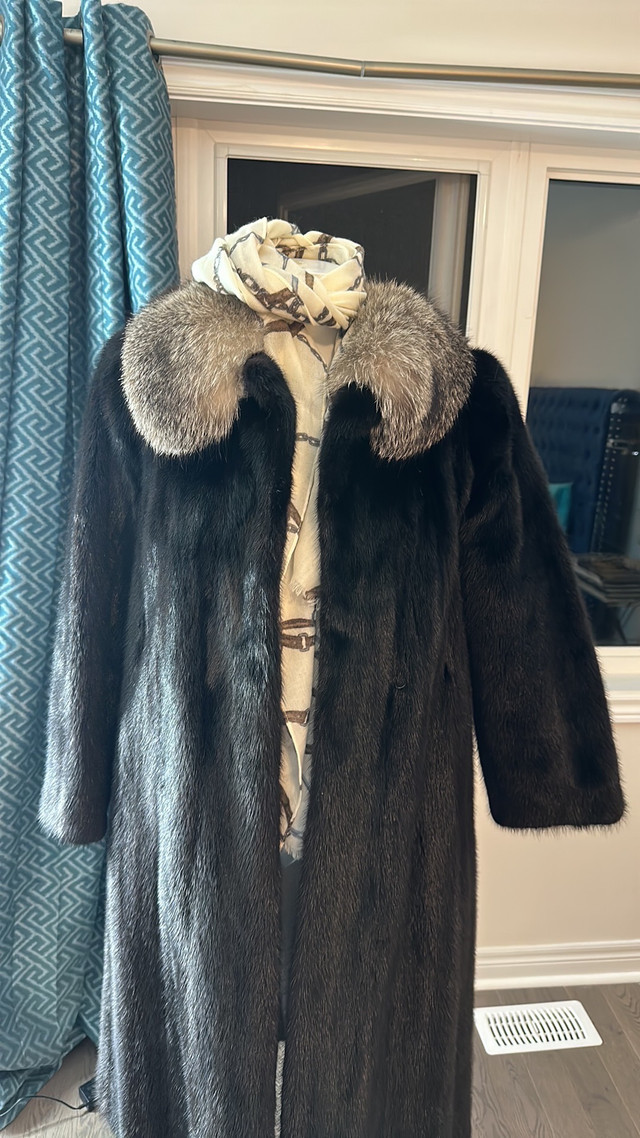 Ladies mink coat  in Women's - Tops & Outerwear in Mississauga / Peel Region - Image 2