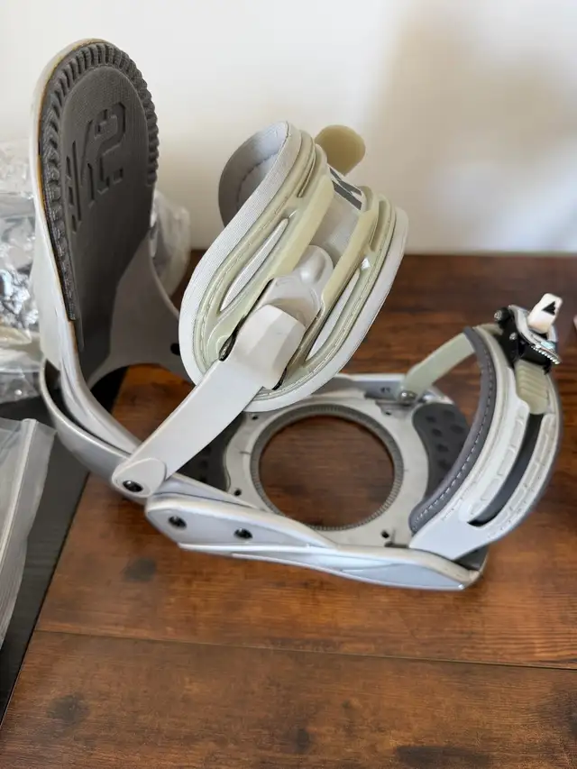 K2 V7 Snowboard Bindings Size M Complete w/ Discs & Hardware in Snowboard in Delta/Surrey/Langley - Image 11