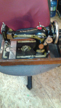 antique 1910 portable hand crank singer sewing machine