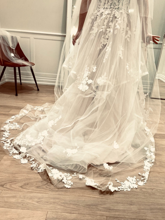Wedding dress with matching veil by beloved size 10 in Wedding in Oshawa / Durham Region - Image 3