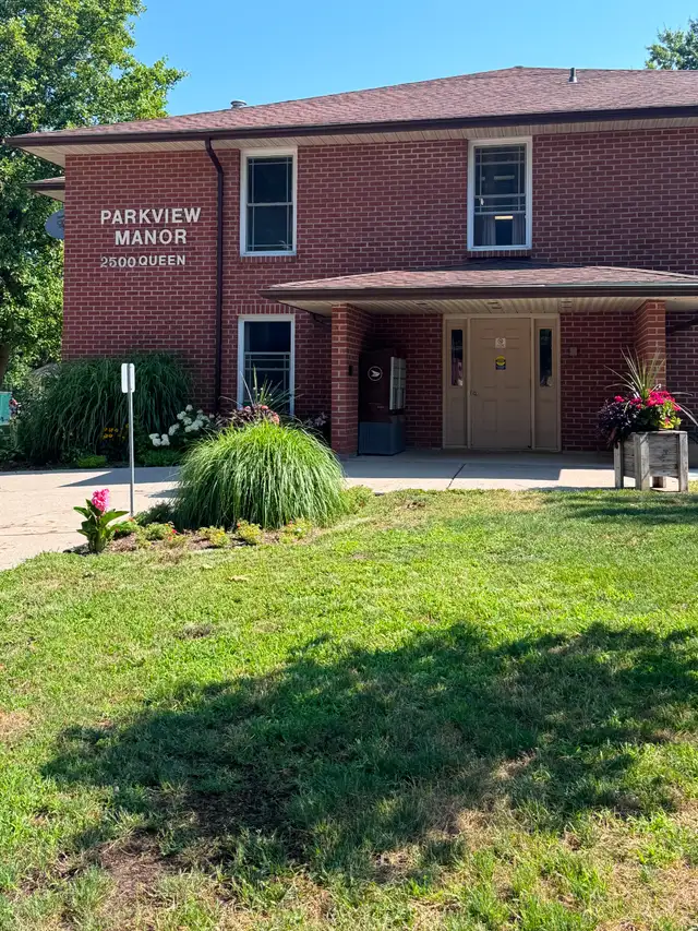 55+ Non-Smoking Building /2 bd unit/ Mt. Brydges/ Nov 1