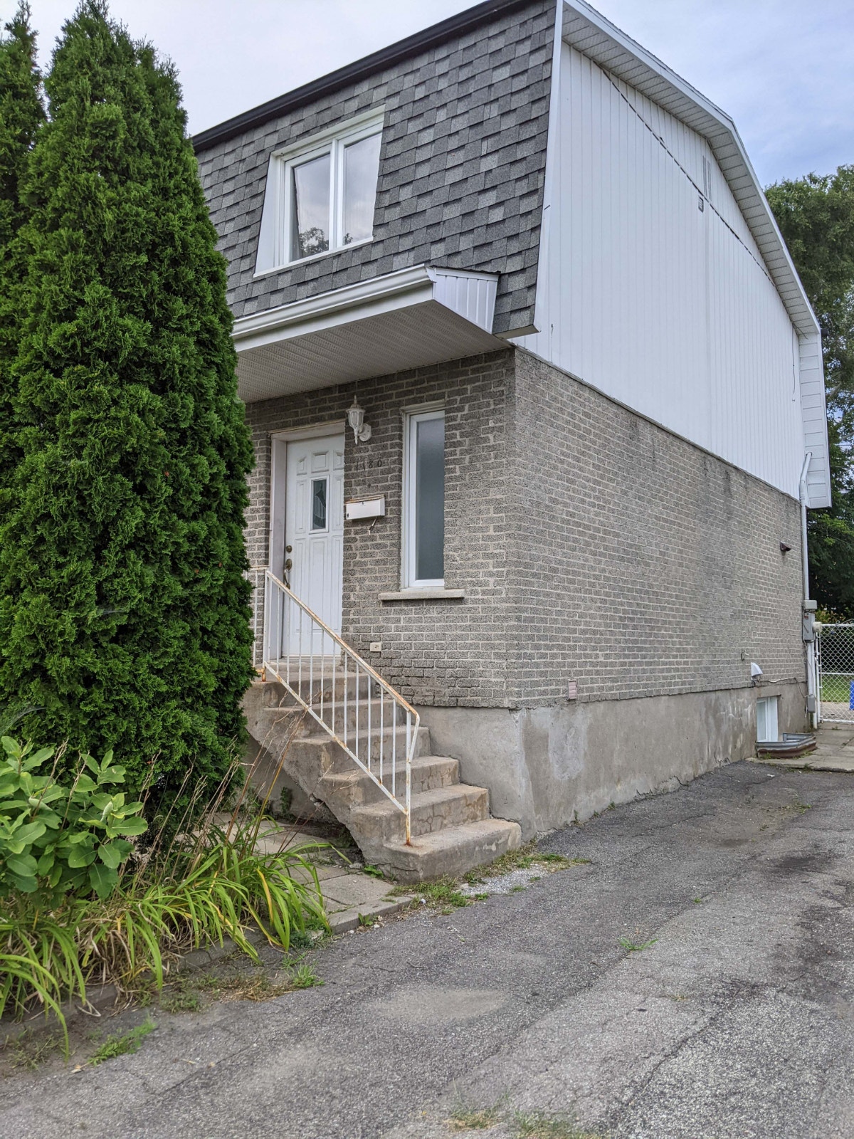 Newly renovated semi-detached house for rent in Brossard — photo 1