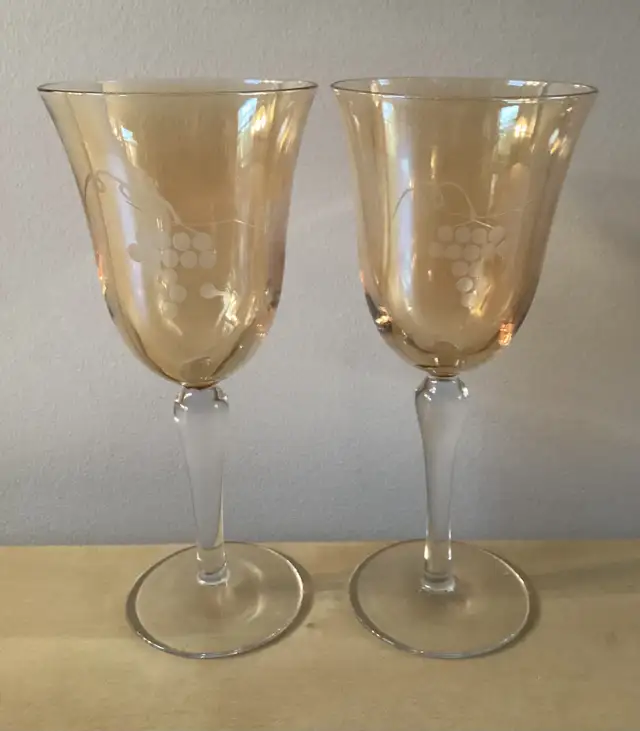 PRICE DROP! 2 Vintage Crystal Golden Amber Etched Wine Glasses in Kitchen & Dining Wares in West Island - Image 2