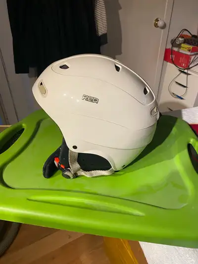 Casque pour faire planche à neige ( enfant ) très peu utiliser voir photos