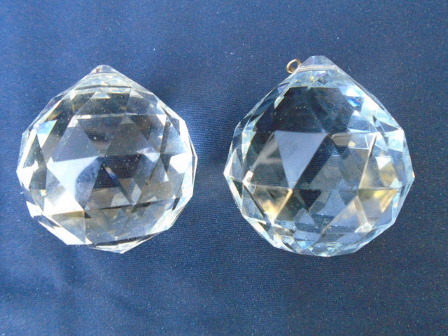 Pair of 1 1/2 inch Hanging Crystal Ball Prisms Window in Arts & Collectibles in Parksville / Qualicum Beach