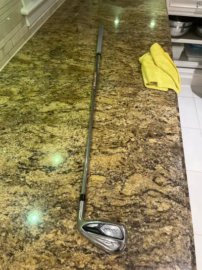 Model 718 with golf pride tour velvet 360 grip. Shaft: AMT R 300 red A couple swings on it, basicall...