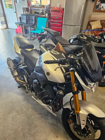 Moto en excellente condition avec pneus arrière d'environ 1500 km