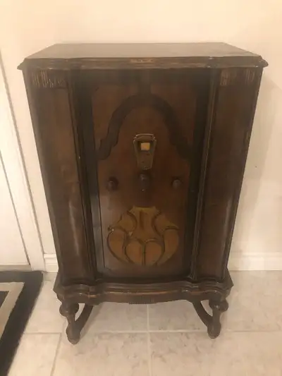 I have for sale a standup floor unit Victor radio $ 420 very rare and a singer sewing machine both i...