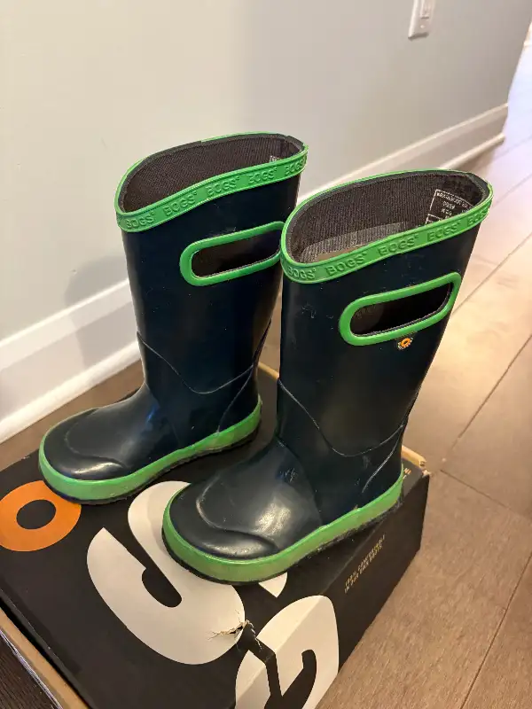 Size 10 kids rain boots- Bogs in Kids & Youth in Ottawa - Image 4