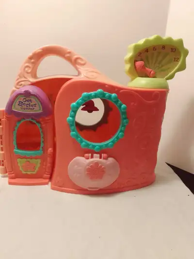 Littlest pet shop vet clinic hospital. No pets included ( i don't have any pets).$10 be sure to chec...
