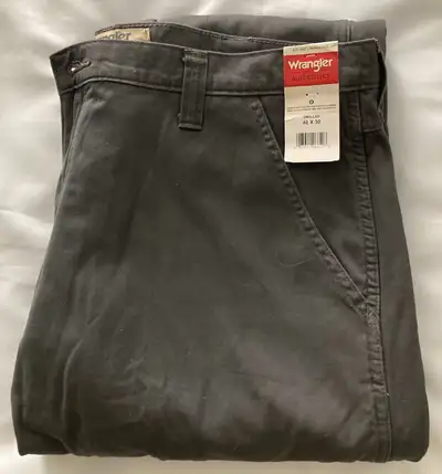New condition Wrangler Authentics Mens Fleece lined cargo Pants Colour: Anthracite Twill Size: 40x30...