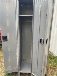 Set of 3 connected metal lockers 