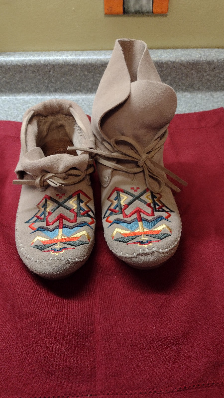 TOMS Suede Moccasin Boots 'ZAHARA' - Women's SZ 7 in Women's - Shoes in City of Toronto