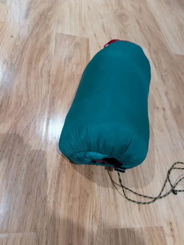 Reversible Green & Red Sleeping bag and waterproof bag in Fishing, Camping & Outdoors in Ottawa - Image 6