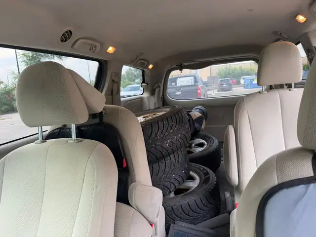 2011 toyota seinna 