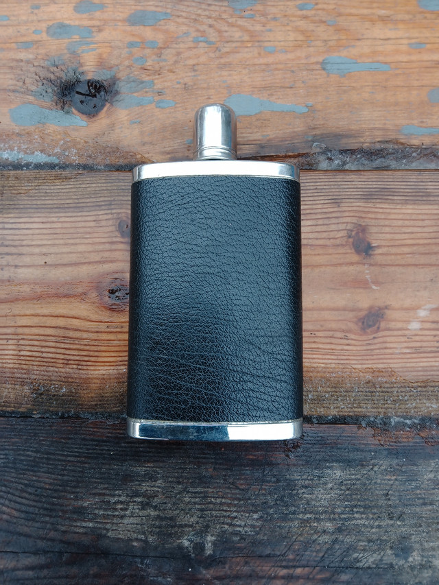 Antique 8oz  Stainless Steel Whisky Vest Flask in Arts & Collectibles in Oshawa / Durham Region - Image 3