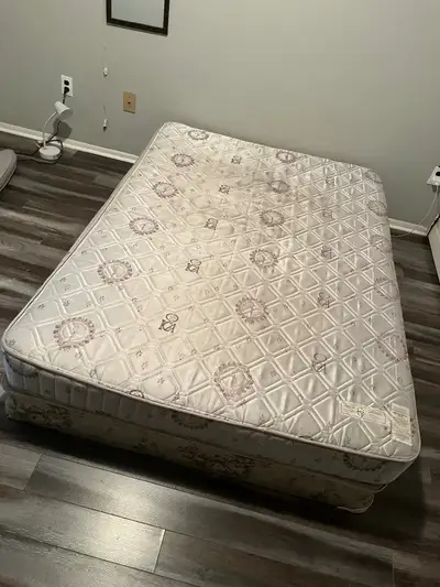 Free+queen+size+mattress+and+bed+box, View more