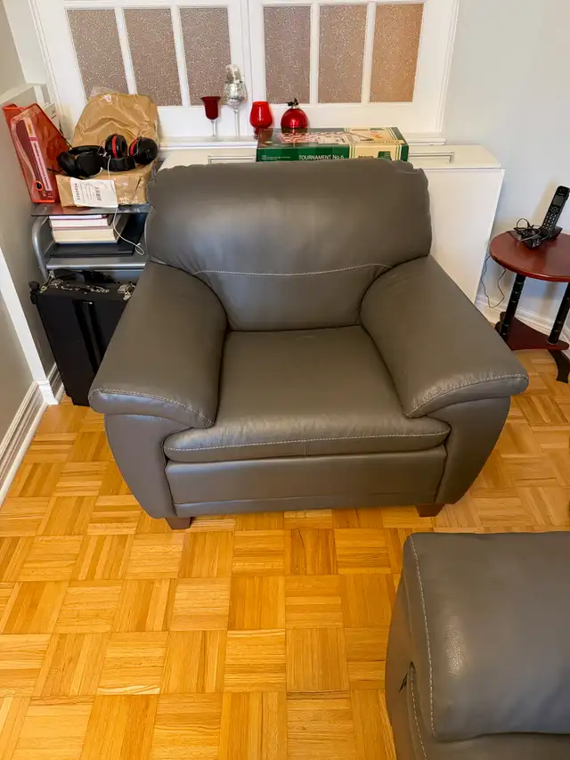 Leather Couch Set – 3 Pieces (Sofa, Armchair, Ottoman) in Couches & Futons in Markham / York Region - Image 6