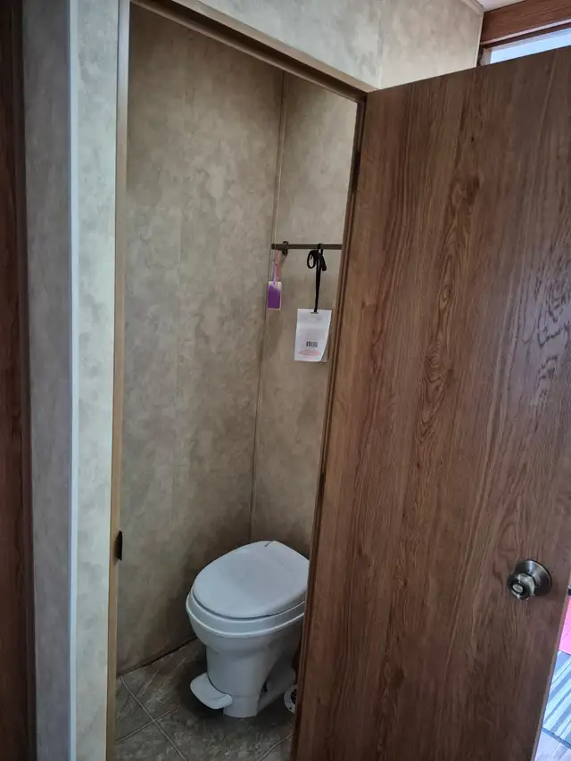 32.3 feet of luxury in this jayco eagle camper in Travel Trailers & Campers in Quesnel - Image 4