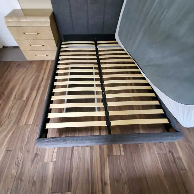 chambre à coucher italienne+futon gratuit in Beds & Mattresses in Longueuil / South Shore - Image 3