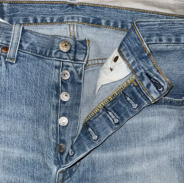 LEVI’S 501 DISTRESSED SKINNY JEANS in Women's - Bottoms in City of Toronto - Image 4