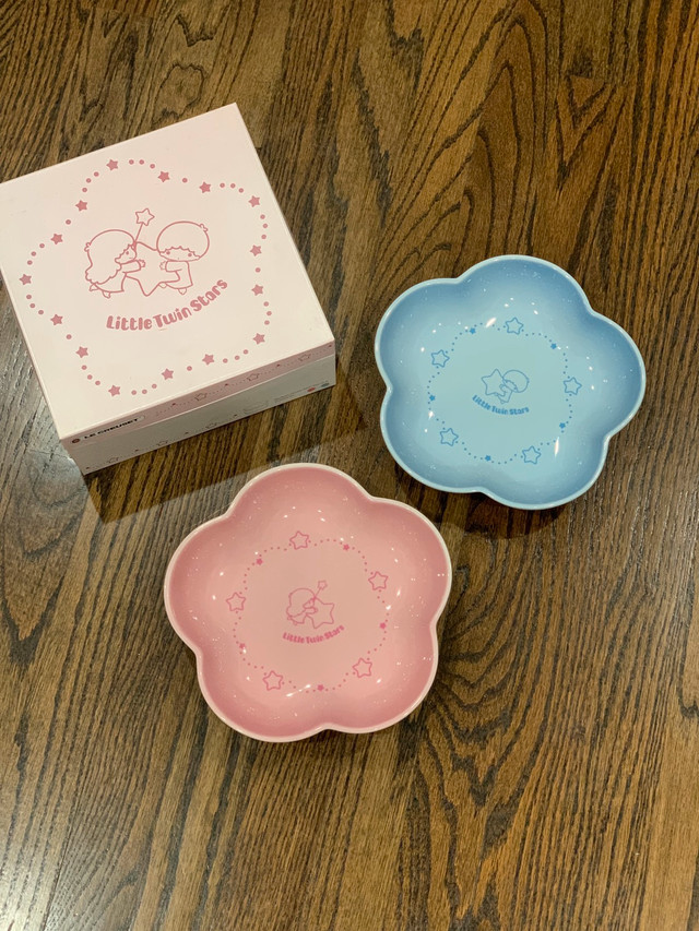 Rare Le Creuset Little Twin Stars Medium Flower Dishes in Arts & Collectibles in City of Toronto