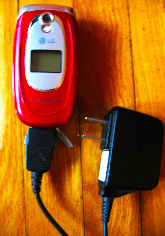 Téléphone cellulaire Telus rouge à clapet dans Téléphones cellulaires  à Laval/Rive Nord