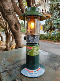 coleman propane lantern with base and full propane.