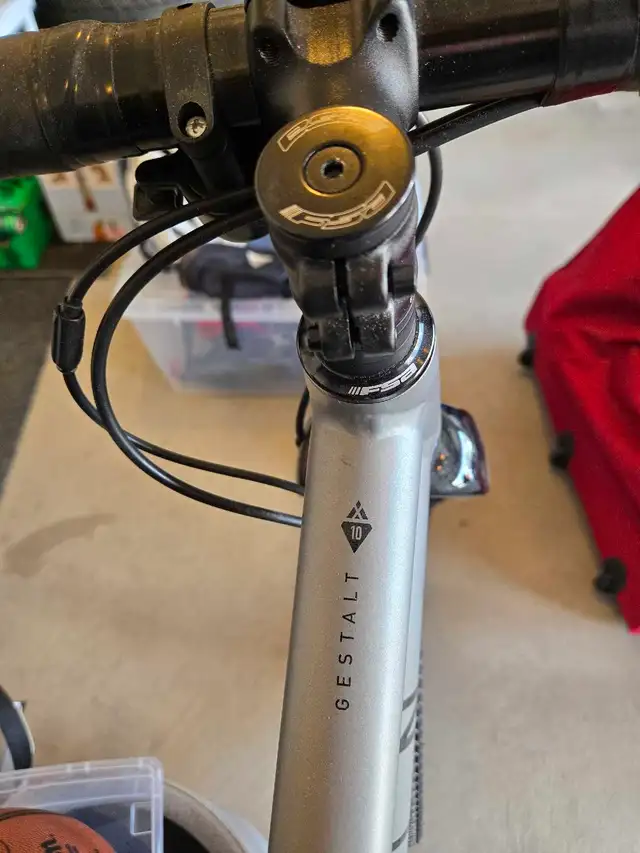 Marin Gestalt x10 Gravel Bike (Small) in Other in Guelph - Image 5