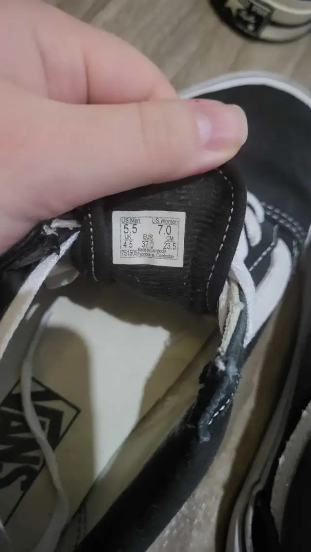 lot of women sneakers, size 7. Nike/Jordan, Converse, Vans, Puma in Women's - Shoes in City of Montréal - Image 7