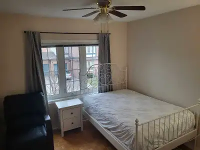Female Room Rental hwy 7 available now