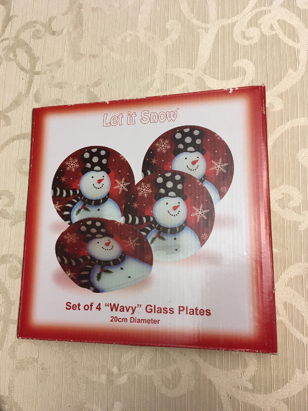 NEW Set of 4 Wavy GLASS SNOWMAN PLATES in Holiday, Event & Seasonal in City of Halifax - Image 2